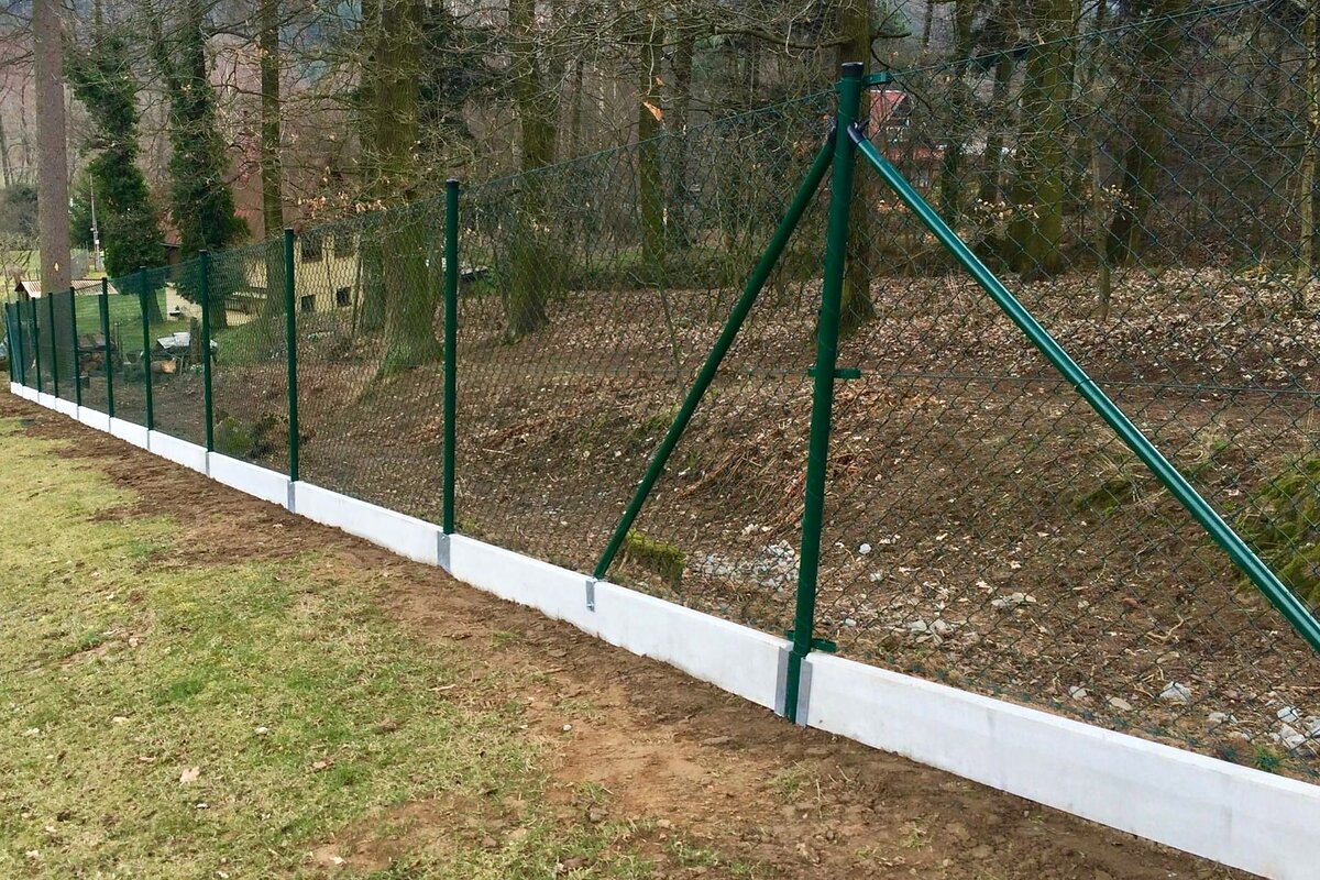 Realizace pletivového plotu — naše montážní parta
